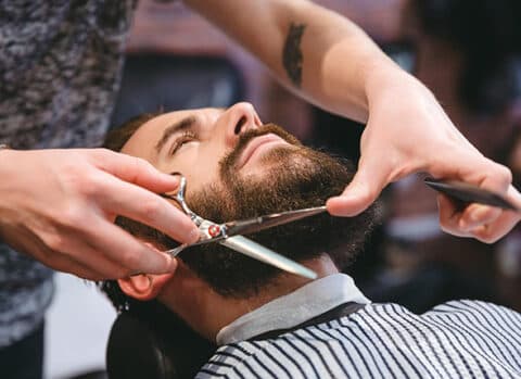 Afeitado convencional de barba en barbería de Vigo