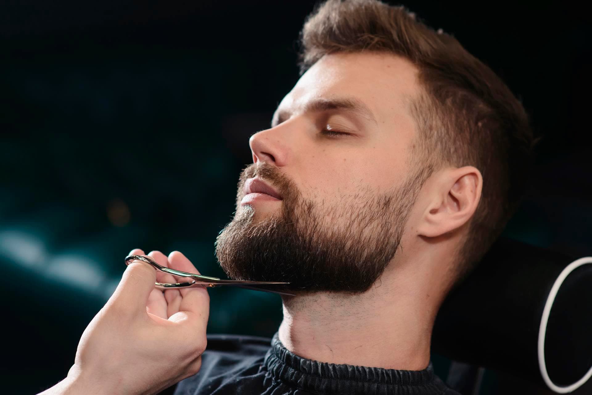 Cuidado personalizado de barba en barbería de Vigo