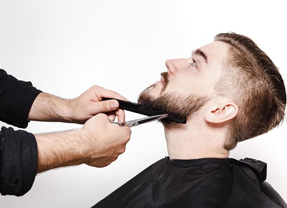 Lavado y corte de cabello de hombre en barbería de Vigo