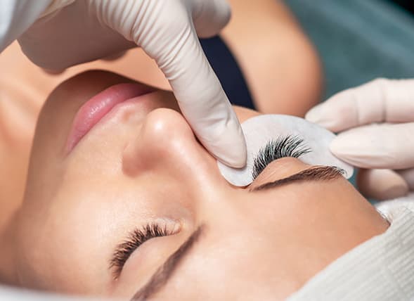 Permanente y tinte de pestañas en centro de estética de Vigo